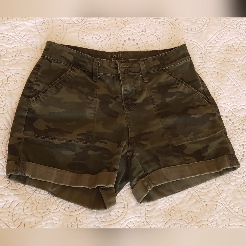Time and Tru mid-rise camouflage shorts